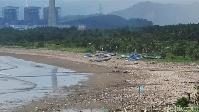 Penampakan Lautan Sampah di Pesisir Loji