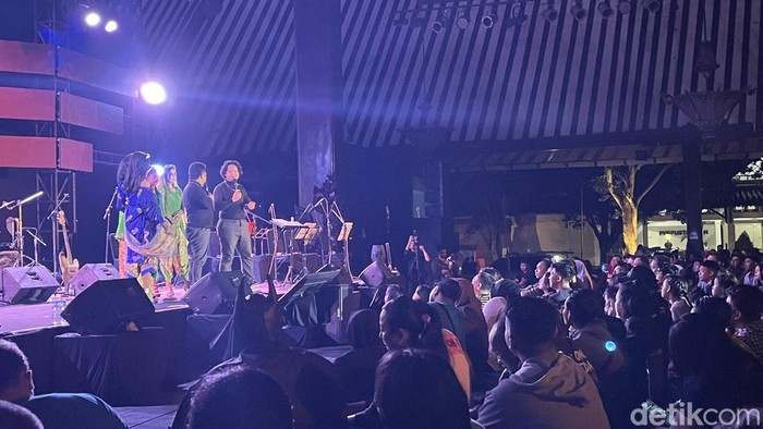 Penonton memadati konser HUT ke-30 grup musik humor asal Solo, Pecas Ndahe di TBJT, Solo, Sabtu (30/9/2023).