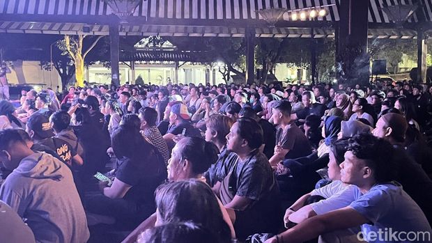 Penonton memadati konser HUT ke-30 grup musik humor asal Solo, Pecas Ndahe di TBJT, Solo, Sabtu (30/9/2023).