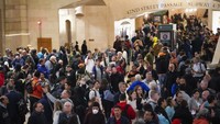 Banjir membuat gangguan besar terhadap layanan kereta bawah tanah, termasuk di sembilan jalur kereta api di Brooklyn dan tiga jalur kereta Metro-Utara. 