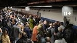 Penumpang Kereta Bawah Tanah di New York Terlantar Gegara Banjir