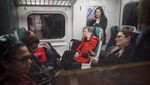 Penumpang Kereta Bawah Tanah di New York Terlantar Gegara Banjir