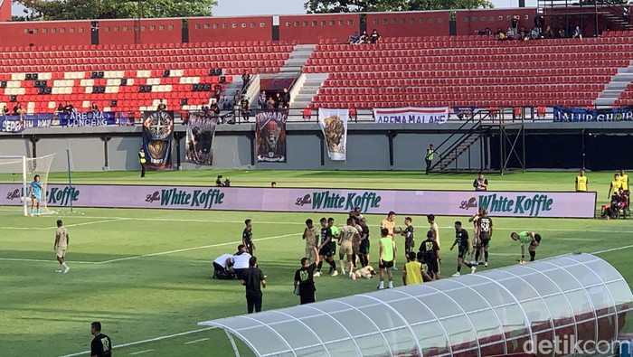 Permainan keras Arema FC vs PSS Sleman di Bali.
