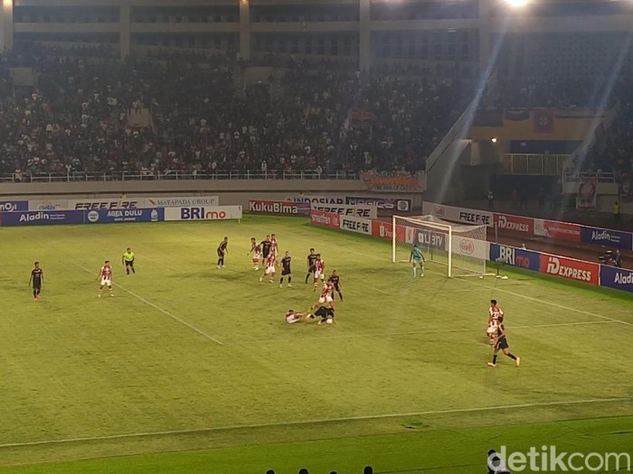 Persis Solo melawan Persija Jakarta pada pekan ke-14 Liga 1 2023/2024 di Stadion Manahan, Solo, Sabtu (30/9/2023).