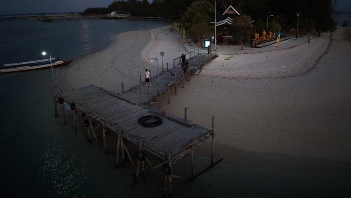 Foto udara Pulau Bokori yang menjadi tujuan wisata di Kecamatan Soropia, Konawe, Sulawesi Tenggara, Jumat (29/9/2023). Pulau Bokori banyak dikunjungi wisatawan setiap akhir pekan karena memiliki keunikan pasir putih dan ratusan pohon cemara tumbuh rapi yang mengelilingi pulau tersebut. ANTARA FOTO/Jojon/Spt.