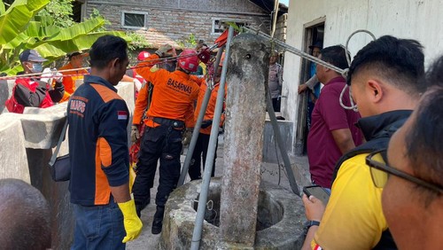 Petugas SAR Gabungan saat melakukan evakuasi lansia yang ditemukan meninggal dunia di sumur sedalam 25 meter di Banjar Melaya Pantai, Desa Melaya Kecamatan Melaya, Kabupaten Jembrana, Sabtu (30/9/2023). (IST)