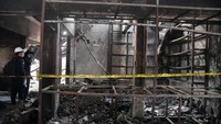 Anggota Puslabfor Mabes Polri melakukan olah tempat kejadian perkara (TKP) di lokasi bekas kebakaran Pasar Leuwiliang, Kabupaten Bogor, Jawa Barat, Sabtu (30/9/2023). 