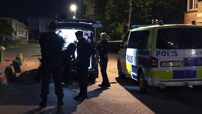 Polisi Swedia berjaga di lokasi ditembak matinya seorang pria saat geng-geng kriminal merajalela di negara tersebut. (Nils Petter Nilsson/TT News Agency via AP)