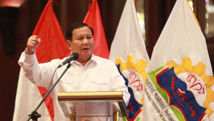 Menteri Pertahanan Prabowo Subianto berbicara dalam Seminar Nasional Kebangsaan bertema Penguatan Peradaban Menyongsong Indonesia Emas 2045 Bersama 1000 Guru Besar, Rektor, dan Cendekiawan se-Indonesia, di Jakarta, Sabtu (30/9/2023). Seminar yang diselenggarakan Institut Madani Nusantara (IMN) itu dalam rangka memperingati Hari Kesaktian Pancasila. ANTARA FOTO/Reno Esnir/tom.