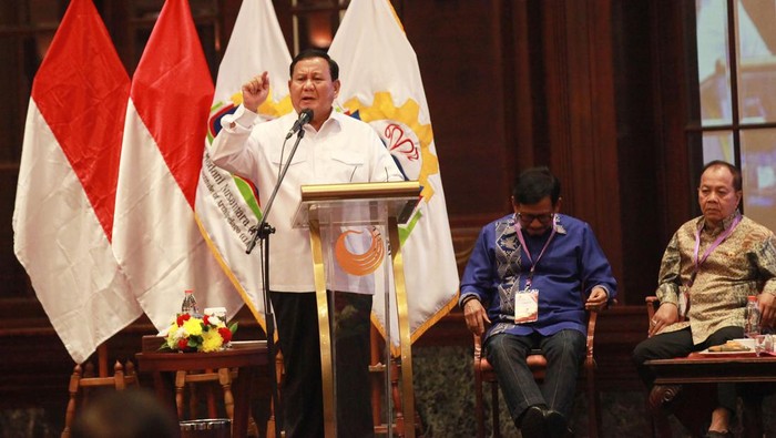 Menteri Pertahanan Prabowo Subianto berbicara dalam Seminar Nasional Kebangsaan bertema Penguatan Peradaban Menyongsong Indonesia Emas 2045 Bersama 1000 Guru Besar, Rektor, dan Cendekiawan se-Indonesia, di Jakarta, Sabtu (30/9/2023). Seminar yang diselenggarakan Institut Madani Nusantara (IMN) itu dalam rangka memperingati Hari Kesaktian Pancasila. ANTARA FOTO/Reno Esnir/tom.