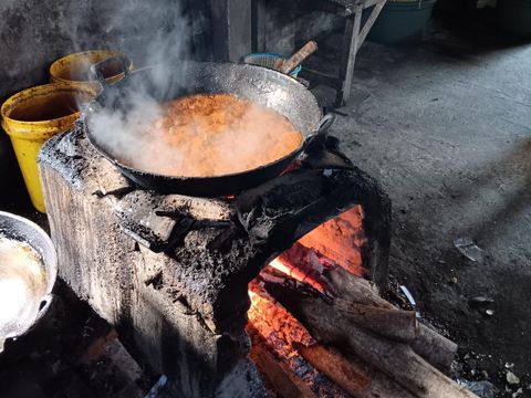 Proses membuat gipang merah di Jembrana. Beras dan gula merah diolah menjadi satu. ((I Putu Adi Budiastrawan/detikBali)