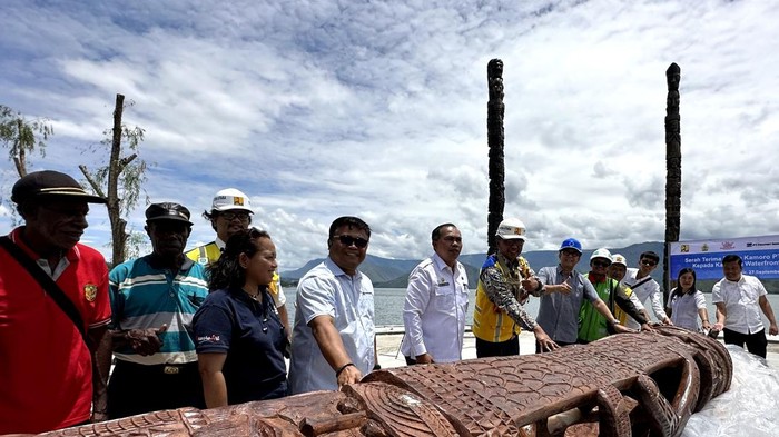 PT Freeport menyerahkan dua Totem Kamoro ke Kementerian PUPR.