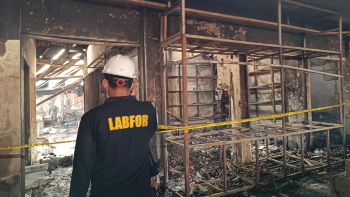 Puslabfor Polri Cek Pasar Leuwiliang Bogor yang Terbakar (Rizky-detikcom)
