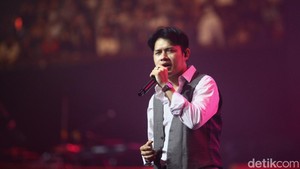 Rony Parulian berhasil menghidupkan kembali gairah rock pria yang lama hilang dari tangga lagu. Lewat Pesona Sederhana dan Angin Rindu, ia menunjukkan vokal serak khas dan persona panggung yang bikin banyak orang jatuh cinta, dari generasi lama sampai anak sekarang. Foto: Ari Saputra