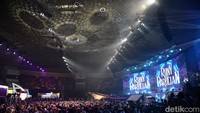 Penampilan Rony Parulian di Hub Space X KAI Expo 2023, disambut dengan antusias oleh penonton yang didominasi oleh perempuan. 