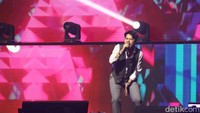 Di Hub Music Rony Parulian membawakan sederet lagu bernuansa rock seperti Semut Hitam, Rahasia Perempuan, Kucinta Kau Apa Adanya, Main Hati, Im Down, dan Madu Tiga.