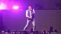 Para penonton bahkan memakai aksesoris seperti bando dan kipas dengan wajah jebolan ajang pencarian bakat itu.