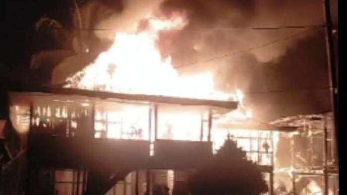 Rumah warga terbakar di Soppeng.