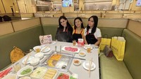 Menikmati hotpot, Safa ditemani kedua temannya menyantap aneka hidangan daging, sayur dan bakso-baksoan yang dipesan di restoran tersebut. Foto: Instagram @safamarwah97_