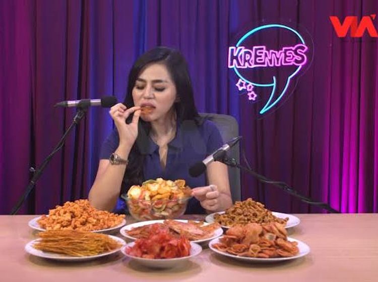 Hobi Mukbang! Selebgram Safa Marwah Lahap Bakso hingga Kerupuk