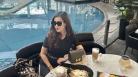 Bersantai di restoran bernuansa alam, Safa memesan minuman. Dirinya juga sempat berpose di area outdoor tempat makan tersebut. Foto: Instagram @safamarwah97_