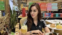 Ngeteh cantik di butik teh mewah TWG. Safa pesan minuman dingin. Ia juga pesan berbagai pastry dan kue seperti scone hingga kroket. Foto: Instagram @safamarwah97_