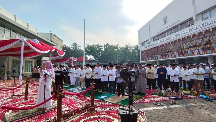 Salat Istisqa di Palembang menyikapi kabut asap yang menyelimuti kota akibat karhutla.