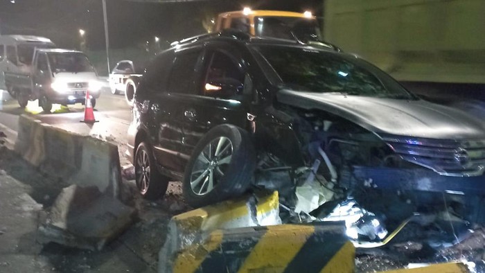 Sebuah mobil kecelakaan di Jl Gatsu (dok TMC Polda Metro)