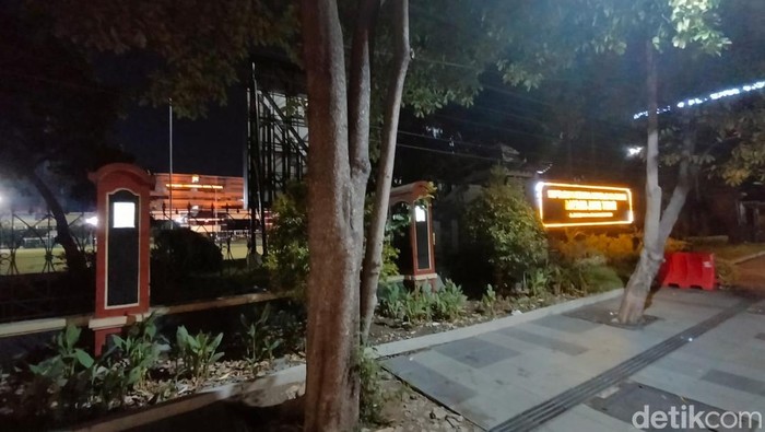 Sejumlah kantor dinas pemerintahan di Surabaya Selatan terlihat tidak memasang bendera setengah tiang.