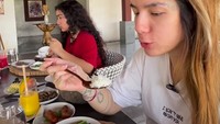 Keluarganya tampak semakin mesra akhir-akhir ini. Mereka baru saja berlibur ke Bali dan menikmati sarapan dengan pemandangan alam yang asri. Foto: Instagram/itssheilamj