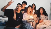 Sheila Marcia yang baru berulang tahun awal bulan lalu juga mendapat kejutan yang hangat. Kue yang manis dipersembahkan keluarganya tepat pada pergantian hati saat tengah malam. Foto: Instagram/itssheilamj