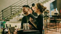 Masih seperti kasmaran, Sheila Marcia dan suaminya seringkali hangout bersama. Kafe yang nyaman dan ramai didatangi keduanya hampir setiap malam. Foto: Instagram/itssheilamj