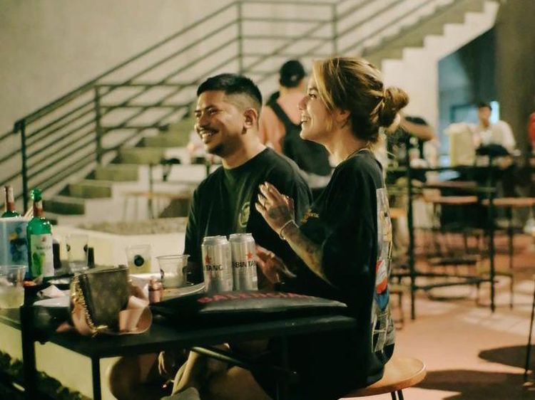 Hamil Anak ke-5, Sheila Marcia Makin Sering Hangout di Kafe