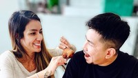 Sheila dan suami tidak sungkan pamer kemesraan. Bahkan hanya sekadar makan nasi kotak saja keduanya begitu romantis. Foto: Instagram/itssheilamj