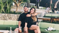Pasangan yang lengket ini enggan berpisah jauh walau sebentar. Saat berada di sebuah Beach Club keduanya duduk berdekatan sambil menikmati minuman dingin. Foto: Instagram/itssheilamj