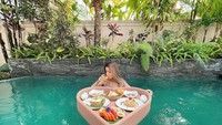 Sheila Marcia tak pernah lupa sarapan. Jika sedang berada di villa, floating breakfast tak boleh ketinggalan sebelum melakukkan aktivitas. Foto: Instagram/itssheilamj