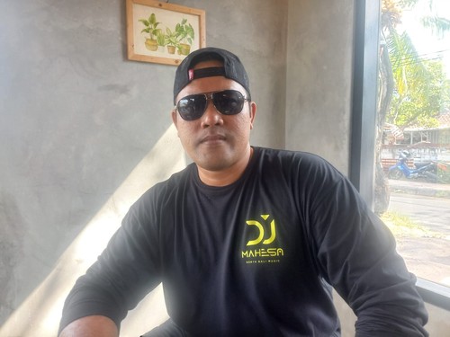 Sosok DJ Mahesa penyanyi lagu Tragedi Kamar Mandi saat ditemui detikBali di Buleleng, Kamis (28/9/2023). (Made Wijaya Kusuma)