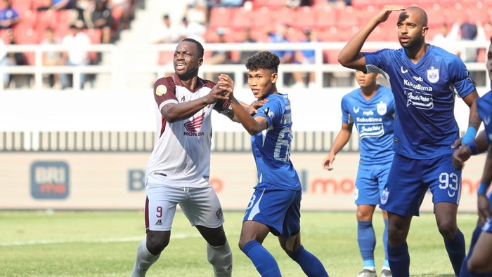 Striker PSM Makassar Donald Bissa berduel dengan pemain PSIS Semarang dalam laga Liga 1 2023/2024.