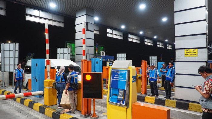 Suasana Gardu Tol Saat Hari Pertama Penyesuaian Tarif Surabaya-Gempol