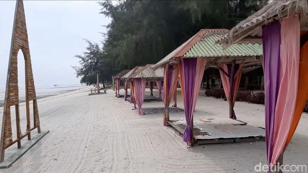 Suasana Pantai Cemara Kembar. (gilby zahrandy/detikSumut)