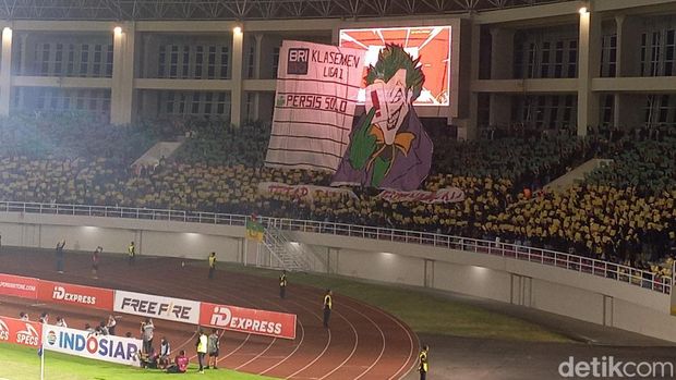 Suporter Persis Solo memberikan dukungan tim kesayangannya saat melawan Persija Jakarta di Stadion Manahan, Solo, Sabtu (30/9/2023).