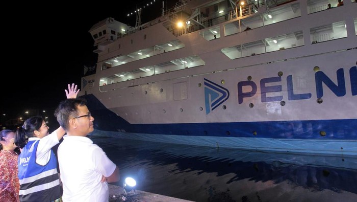 PT Pelayaran Nasional Indonesia atau Pelni memperkenalan kapal penumpang yang telah mengalami perubahan wajah sesuai dengan logo barunya. Baru dan lebih segar.

Ini adalah wajah baru KM Kelud yang diperkenalkan di Pelabuhan Tanjung Priok, Jakarta.