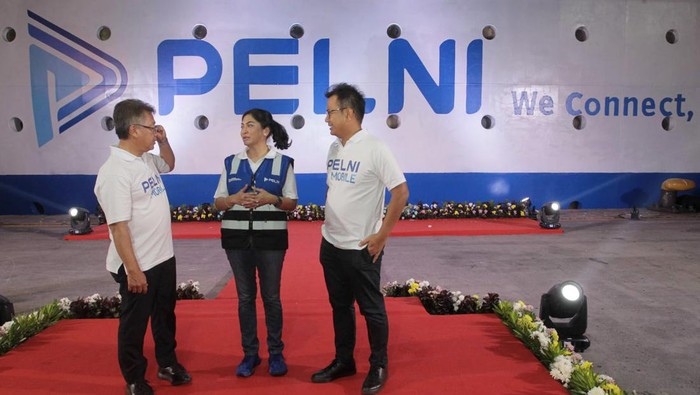Tampilan Baru Kapal Penumpang Pelni yang Lebih Segar PT Pelayaran Nasional Indonesia atau Pelni memperkenalan kapal penumpang yang telah mengalami perubahan wajah sesuai dengan logo barunya. Baru dan lebih segar.
Ini adalah wajah baru KM Kelud yang diperkenalkan di Pelabuhan Tanjung Priok, Jakarta.