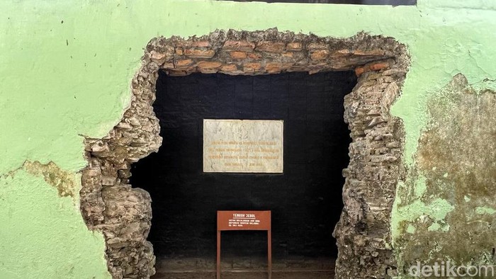 Tembok jebol di Museum Diponegoro jadi saksi bisu pengepungan Belanda di Tegalrejo 1825 silam. Foto diambil Senin (25/9/2023).