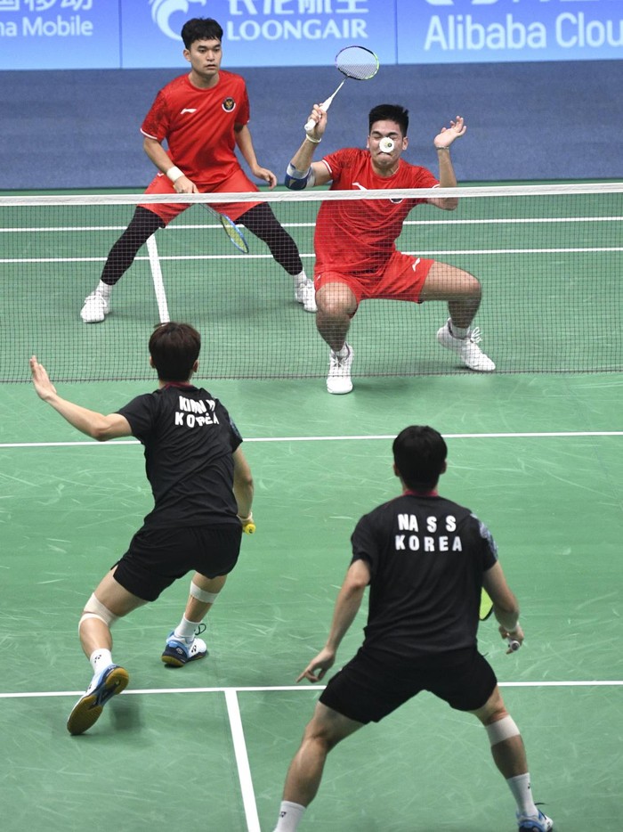 Tim Bulutangkis Putra Indonesia Didepak Korsel dari Asian Games 2023 Pebulu tangkis ganda putra Indonesia Leo Rolly Carnando (kanan) dan Daniel Marthin (kiri) mengembalikan kok ke arah lawannya asal Korea Selatan Kim Wonho dan Na Sungseung dalam babak perempat final beregu Asian Games 2022 di Binjiang Gymnasium, Hangzhou, China, Jumat (29/9/2023). Leo dan Daniel kalah dengan skor 18-21, 17-21, sehingga Indonesia kalah dari Korea Selatan dengan kedudukan akhir 1-3. ANTARA FOTO/M Risyal Hidayat/aww.