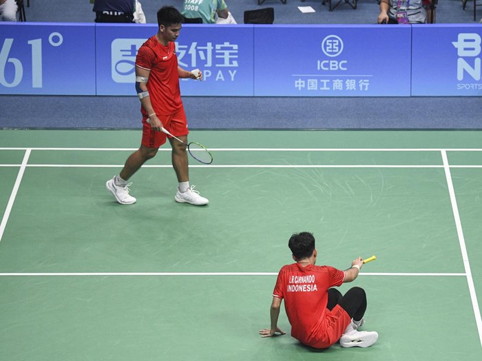Tim Bulutangkis Putra Indonesia Didepak Korsel dari Asian Games 2023 Pebulu tangkis ganda putra Indonesia Leo Rolly Carnando (kanan) dan Daniel Marthin (kiri) mengembalikan kok ke arah lawannya asal Korea Selatan Kim Wonho dan Na Sungseung dalam babak perempat final beregu Asian Games 2022 di Binjiang Gymnasium, Hangzhou, China, Jumat (29/9/2023). Leo dan Daniel kalah dengan skor 18-21, 17-21, sehingga Indonesia kalah dari Korea Selatan dengan kedudukan akhir 1-3. ANTARA FOTO/M Risyal Hidayat/aww.
