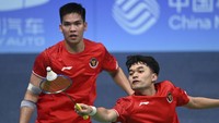 Leo/Daniel melakoni laga keempat tim Indonesia di nomor beregu putra melawan Korea Selatan, Kim Won-ho/Na Sung-seung. Pertandingan digelar di Court 2 BJ Gymnasium, Jumat (29/9/2023) waktu setempat. Leo/Daniel kalah 18-21, 17-21. 