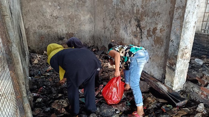Warga sempat mencari sisa-sisa barang di lokasi yang ludes terbakar di Pasar Leuwiliang Bogor (Rizky-detikcom)