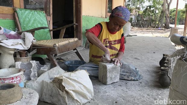 Wisata edukasi gerabah Bojonegoro yang mengawali dari tenda terpal bongkar-pasang.