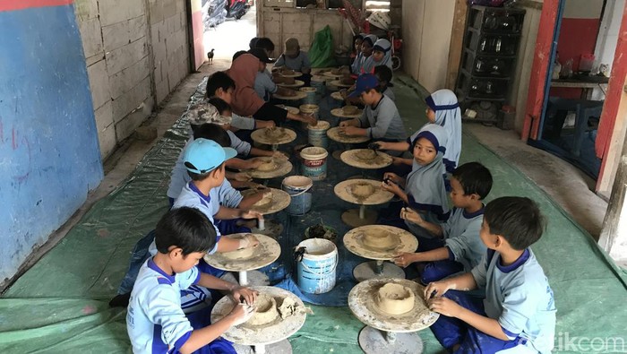 Wisata edukasi gerabah Bojonegoro yang mengawali dari tenda terpal bongkar-pasang.